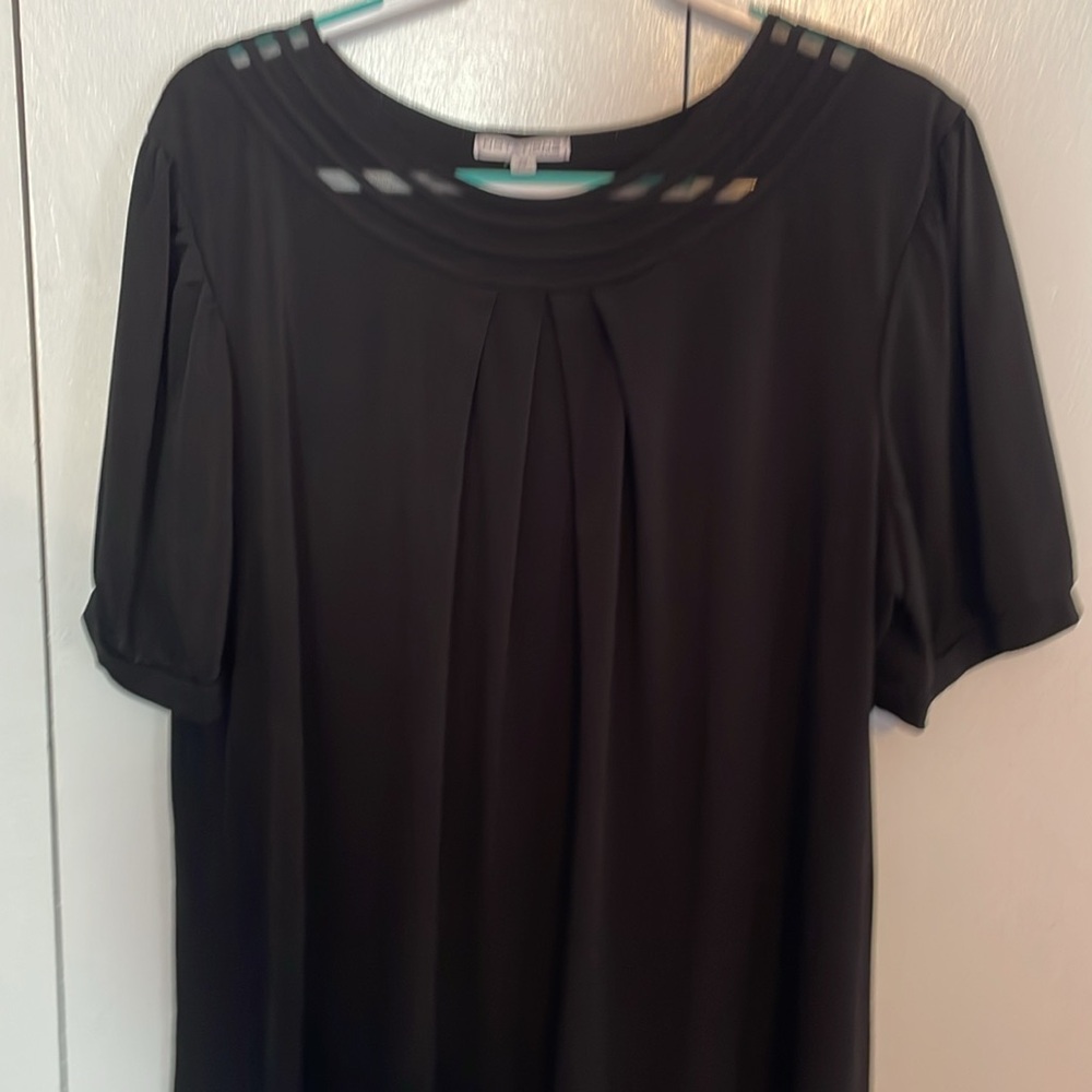 Simple black blouse. - Picture 4 of 7
